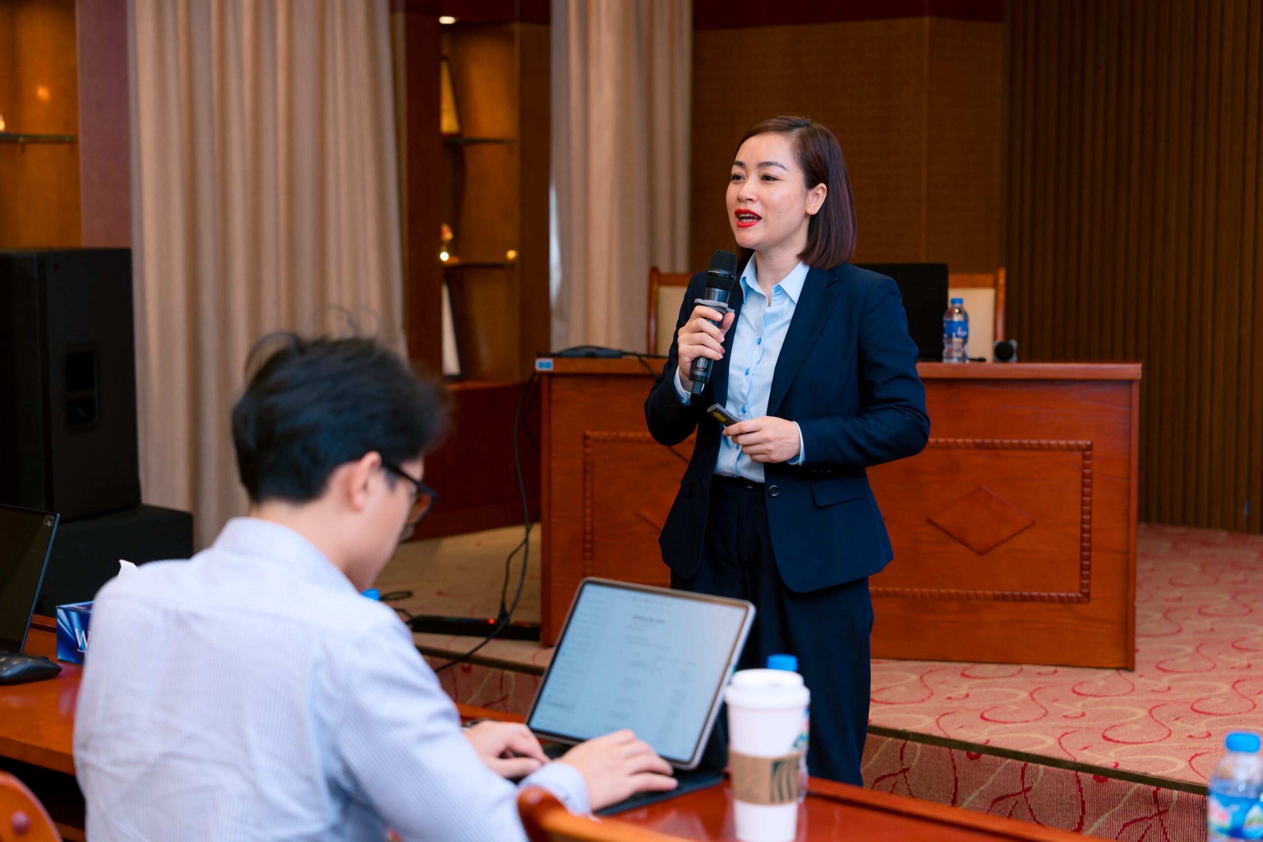 Chị Nguyễn Thị Minh Trang - Trưởng Ban Nhân Sự Tập Đoàn đã trực tiếp tổng kết các kết quả đạt được của Dự án, đại diện ấn nút Go-live hệ thống và đưa ra lộ trình khai thác hệ thống trong 2 năm tiếp theo 2024-2025