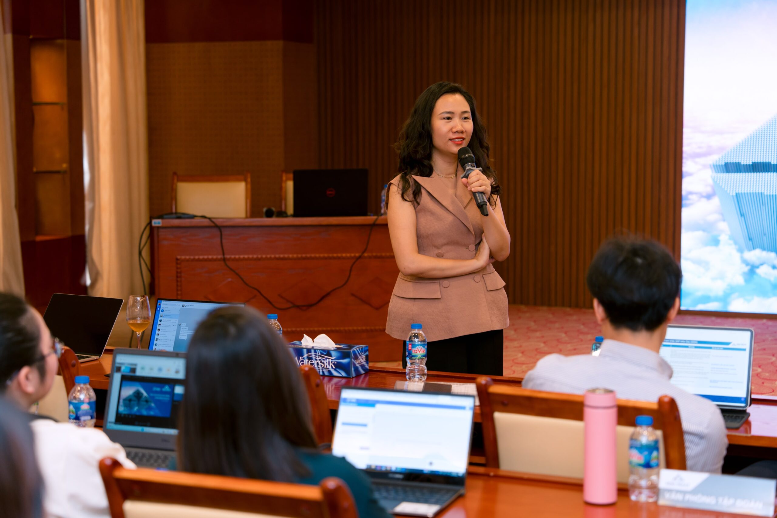 chị Trần Thị Thu Hiền - Phó Tổng Giám đốc Tập đoàn Hòa Phát phát biểu tại buổi lễ Golive dự án Phần mềm Nhân sự Humax